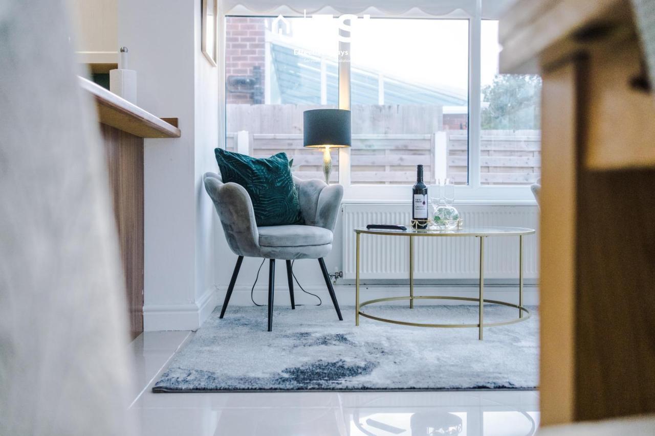 Open Plan - 3 Bedroom House - Garden And Outdoor Seating - Driveway Parking - Short Drive To City Centre Saughall Exterior foto